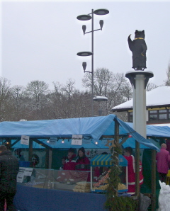 Foto vom Meitinger B&auml;r &uuml;ber dem Weihnachtsmarkt