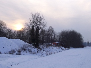 Sonnenuntergang &uuml;ber schneebedeckten Feldern in Meitingen
