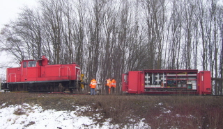 Foto der verungl&uuml;ckten Lok mit Reparaturwagen