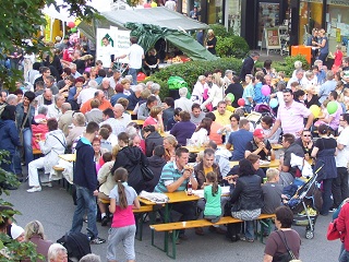 Foto von Besuchern auf dem Meitinger B&uuml;rgerfest