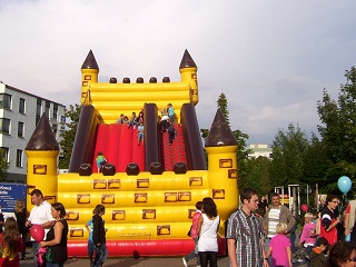 Foto der H&uuml;pfburg beim Meitinger B&uuml;rgerfest
